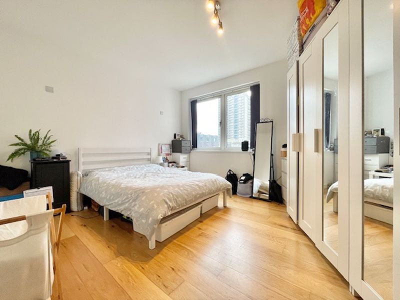 Flat Steedman Street in Greater London