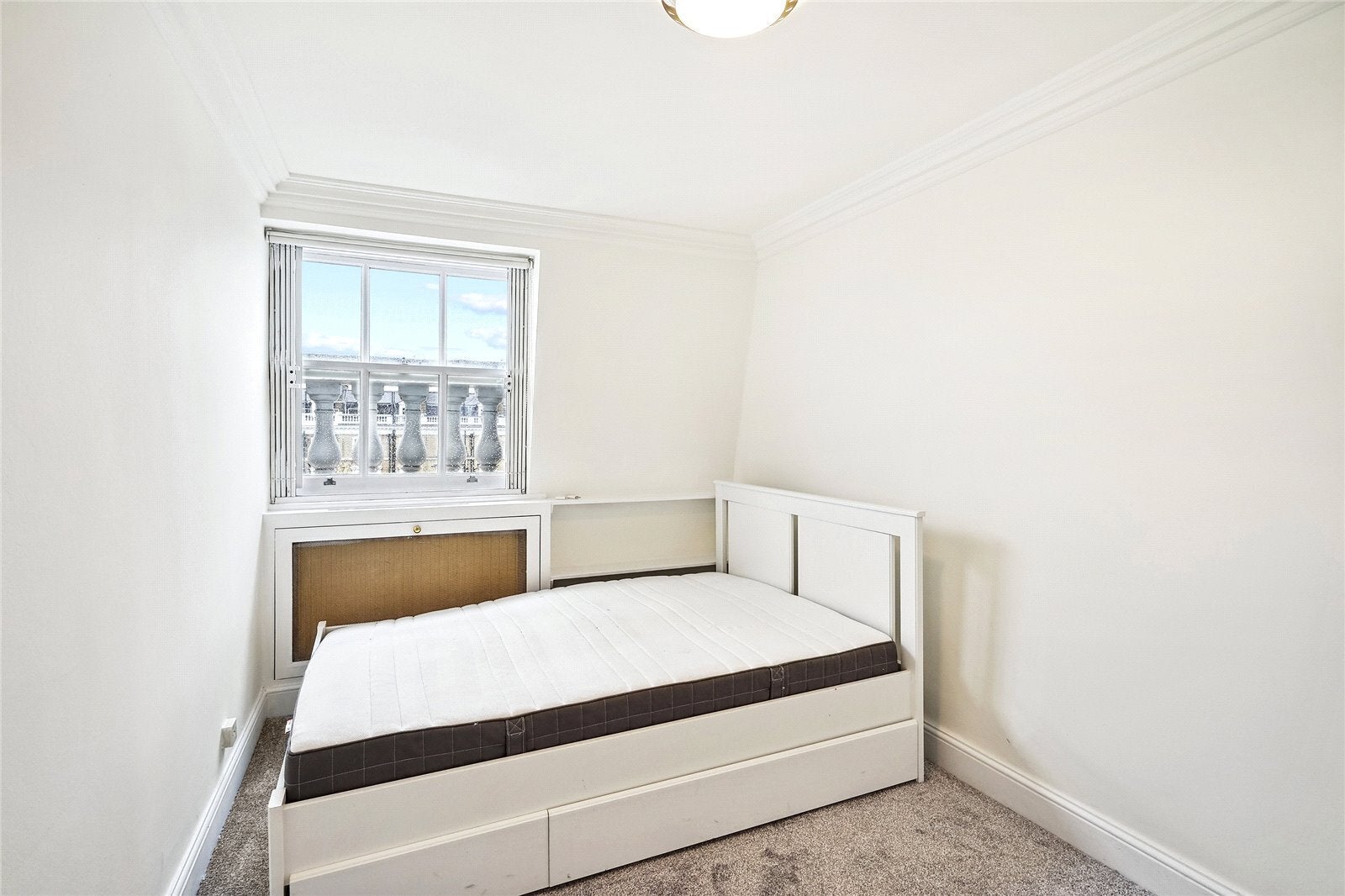 Flat Onslow Gardens in Greater London