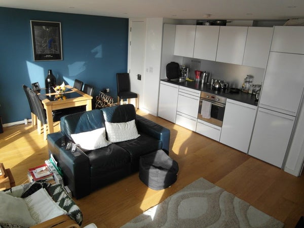 Flat Skypark Road in Bristol