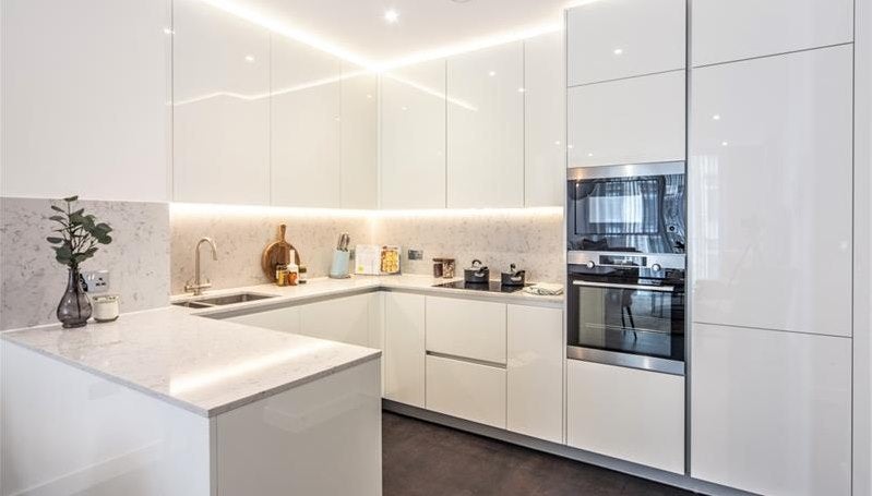 Flat Ponton Road in Greater London
