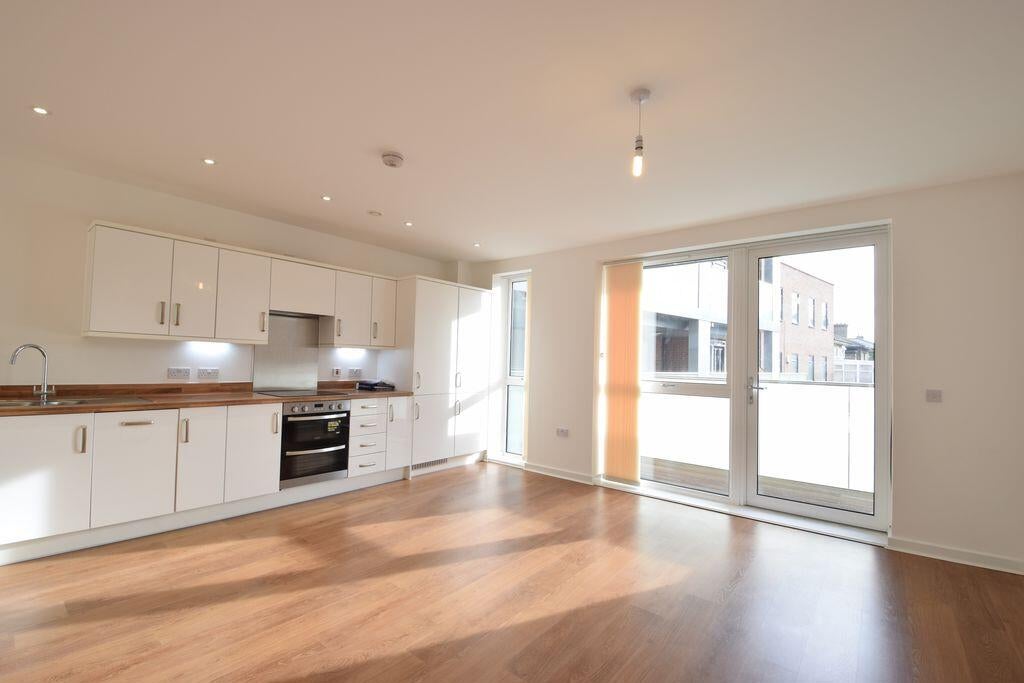 Flat Lawrence Road in Greater London