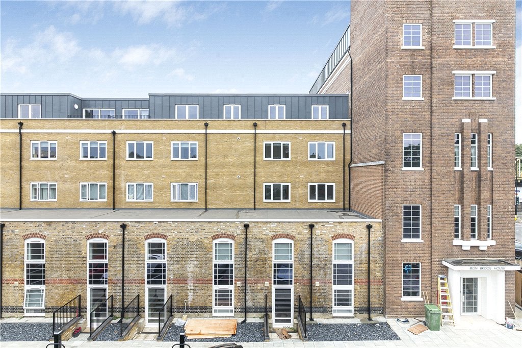 Flat Windmill Place in Greater London
