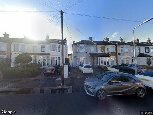 Flat Blythswood Road in Greater London