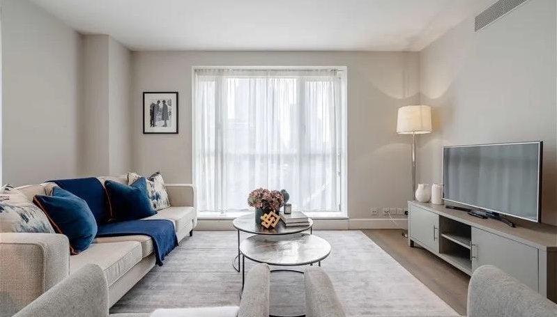 Flat Westferry Circus in Greater London