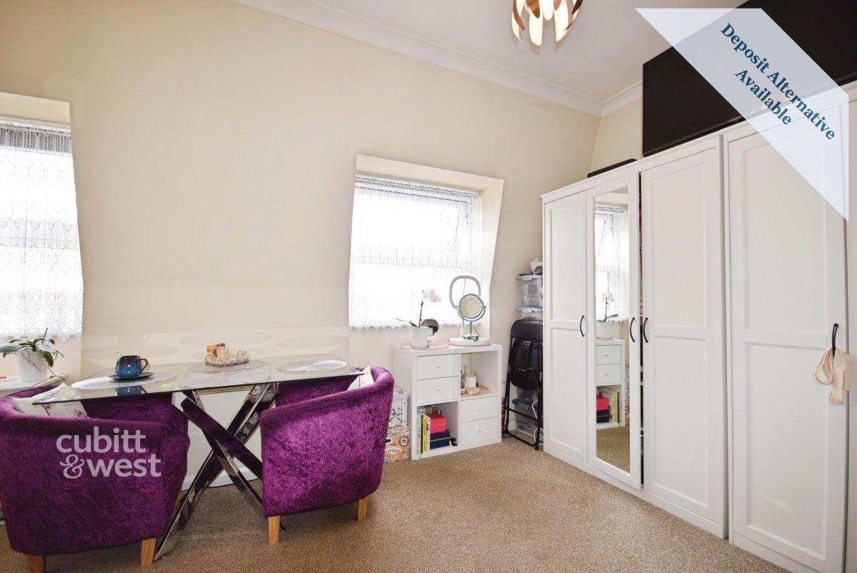Flat Webster Road in Rainham