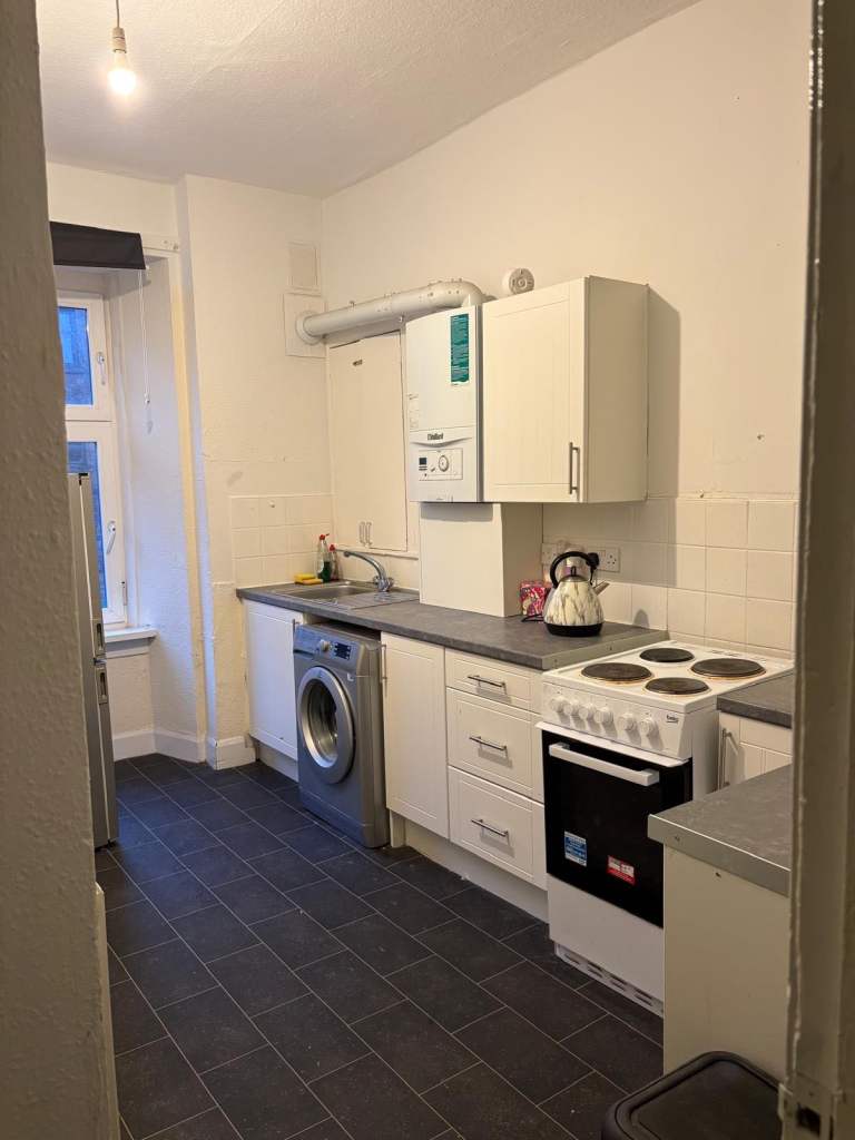 Flat Kelvindale Road in Glasgow