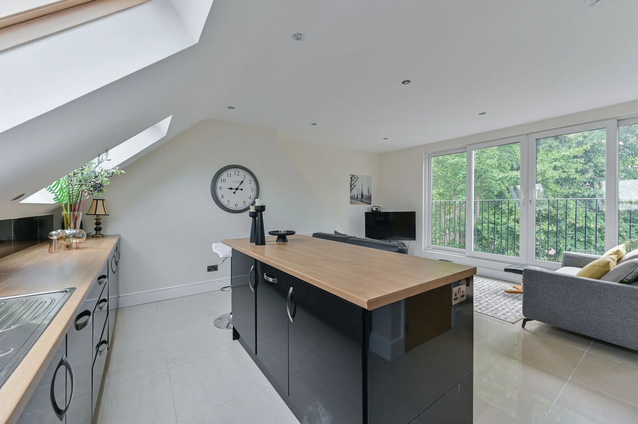 Flat Streatham High Road in Greater London