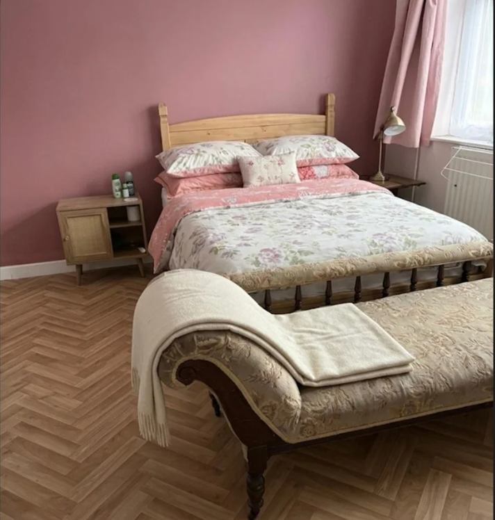 Room John Street in Newcastle-under-Lyme