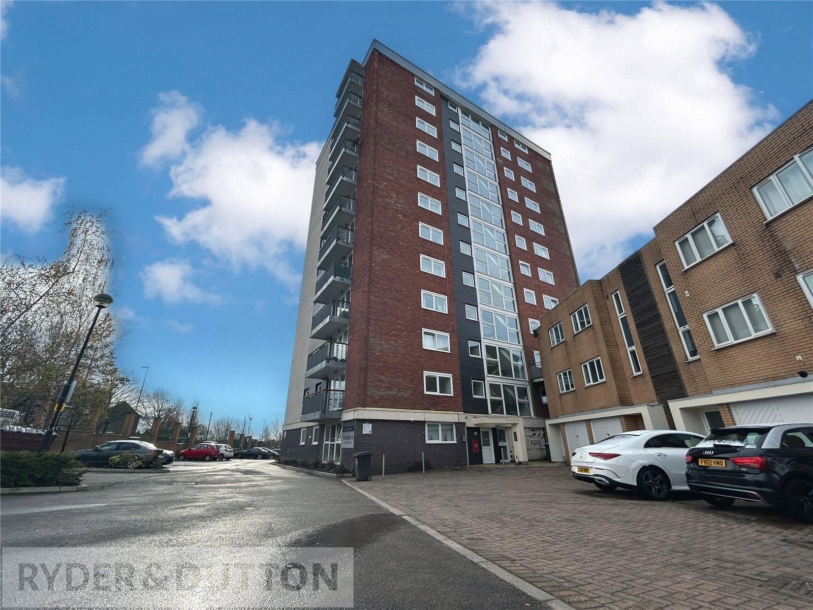 Flat Lakeside Rise in Manchester