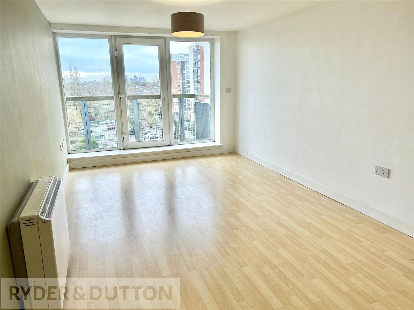 Flat Lakeside Rise in Manchester