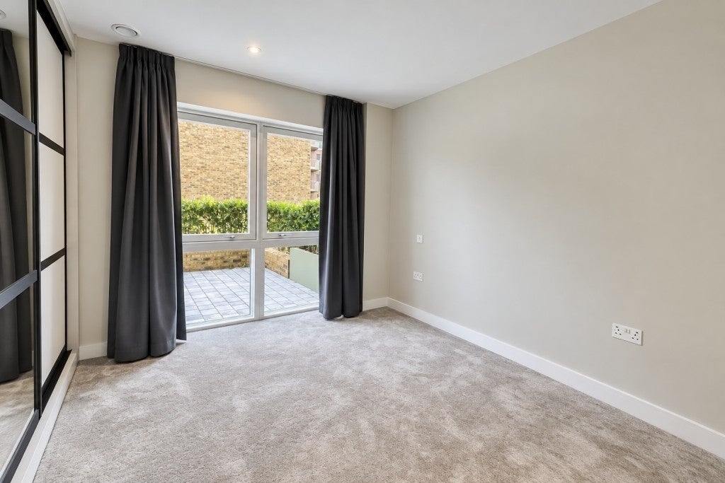 Flat Townsend Road in Greater London
