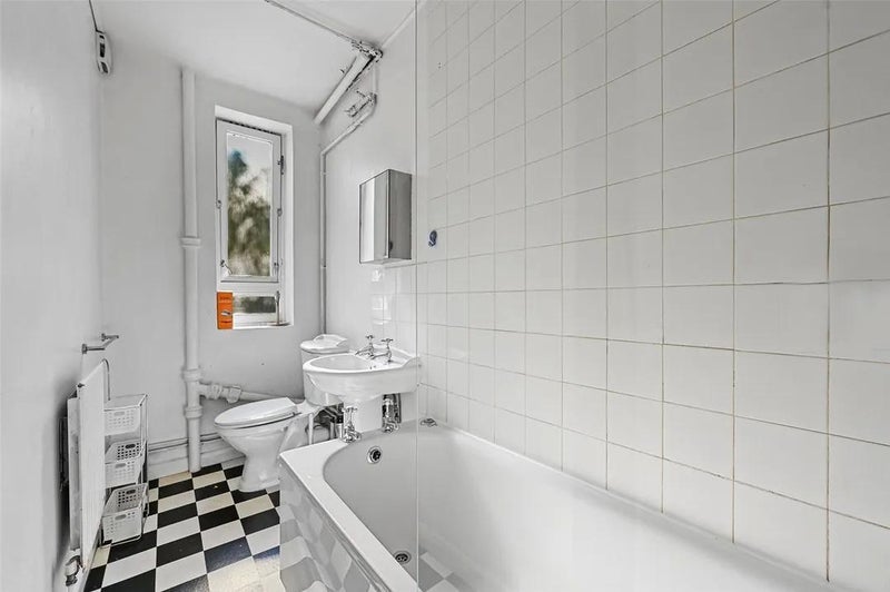 Room McAuley Close in Greater London