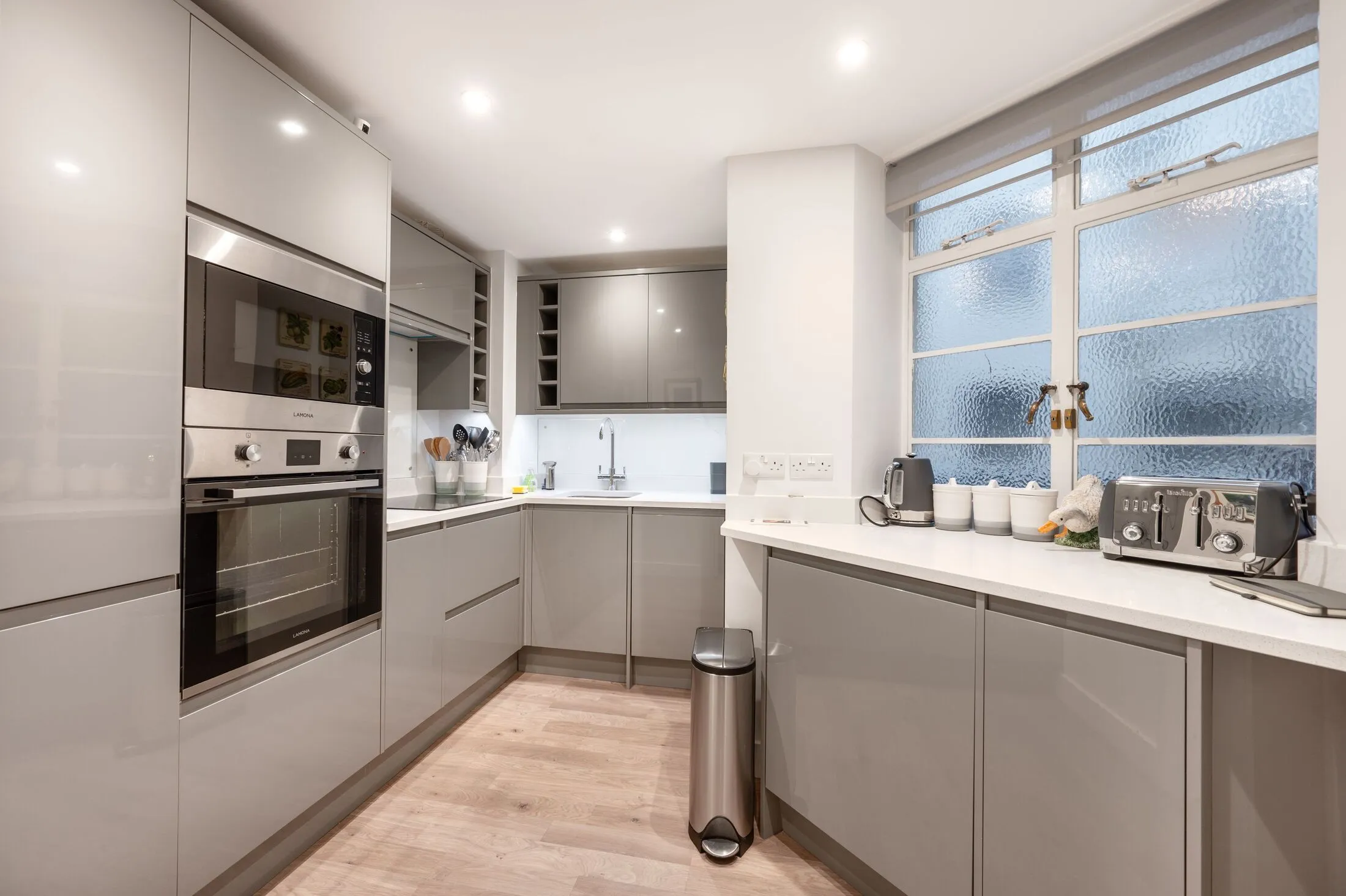 Flat Holland Walk in Greater London