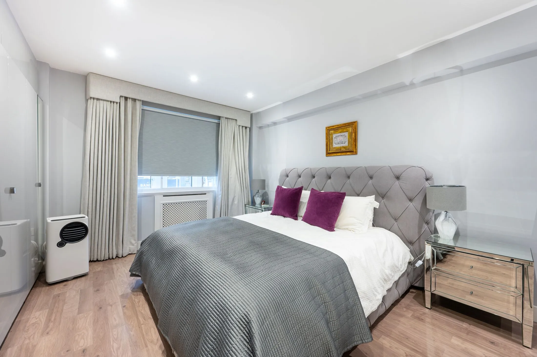 Flat Holland Walk in Greater London