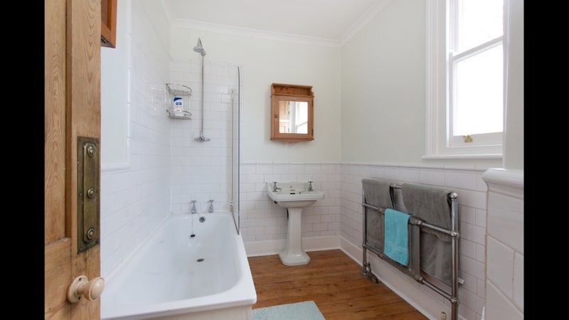 Room Broomfield Avenue in Greater London