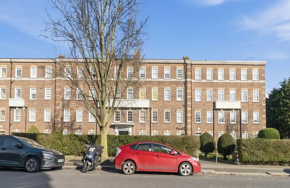 Flat Brampton Grove in Greater London