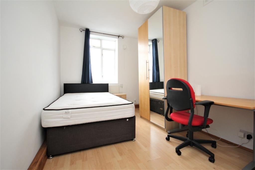 Flat East Arbour Street in Greater London