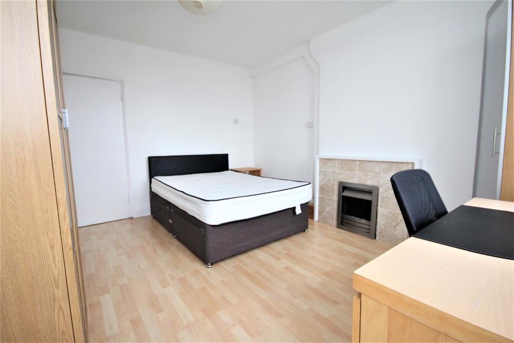 Flat East Arbour Street in Greater London