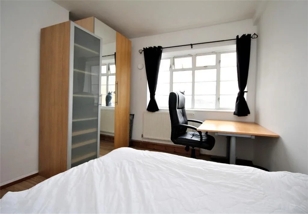 Flat East Arbour Street in Greater London