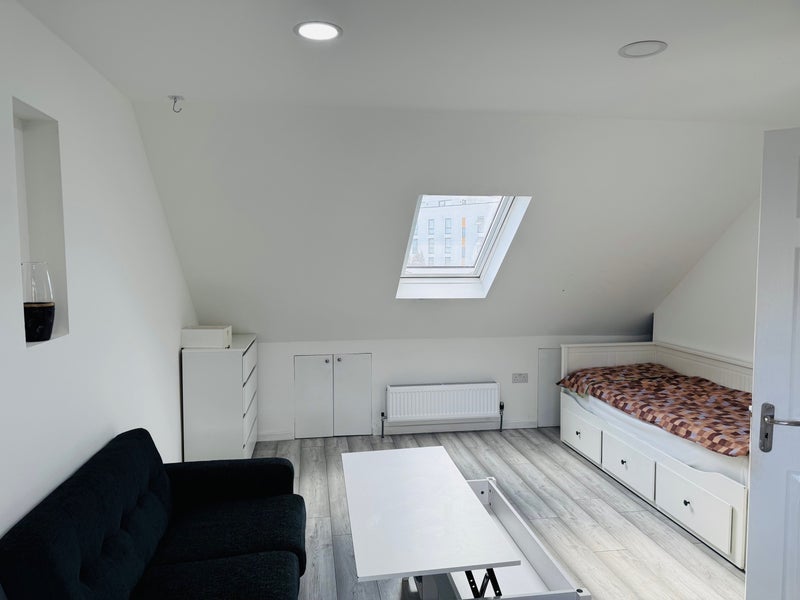 Flat Stirling Road in Greater London