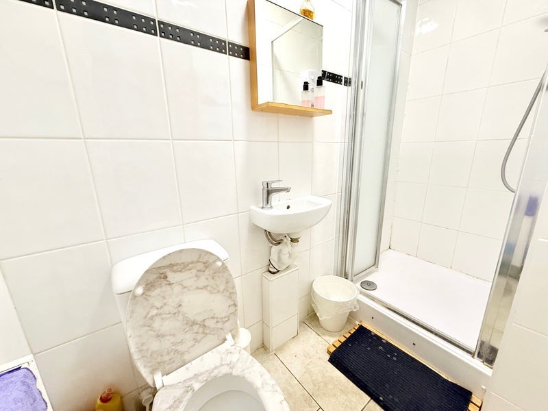 Room Sterne Street in Greater London