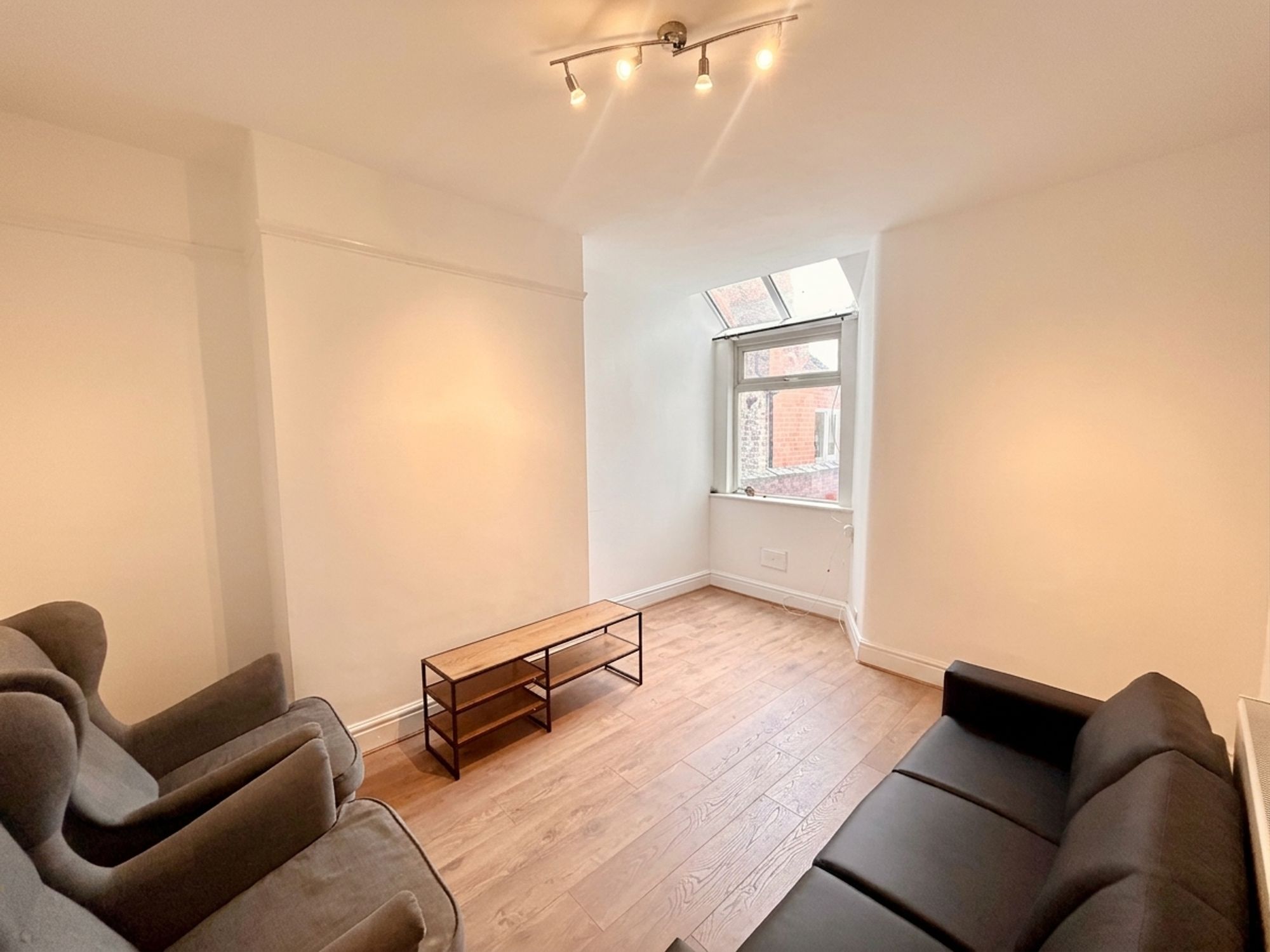 Flat Kingswood Road in Manchester