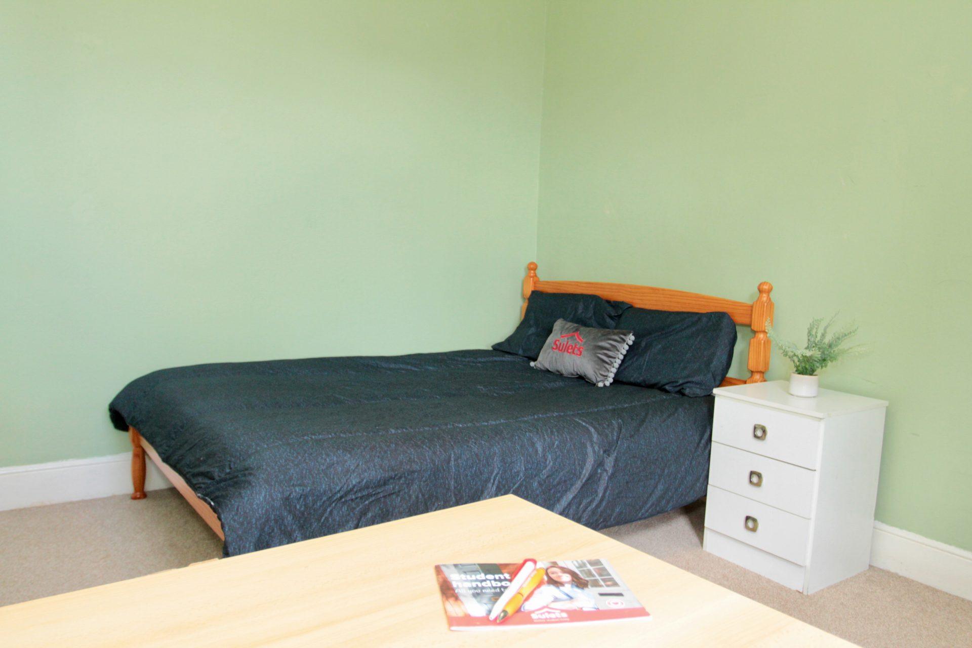 Room Thurlow Road in Leicester