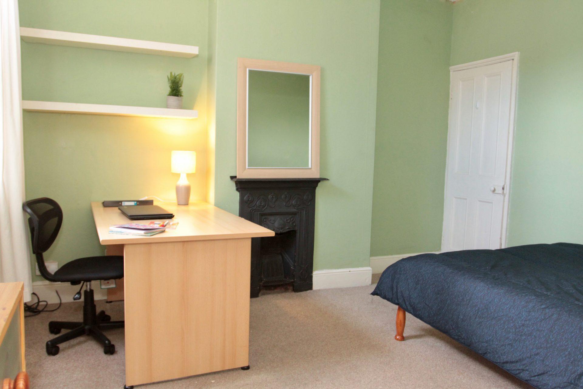 Room Thurlow Road in Leicester