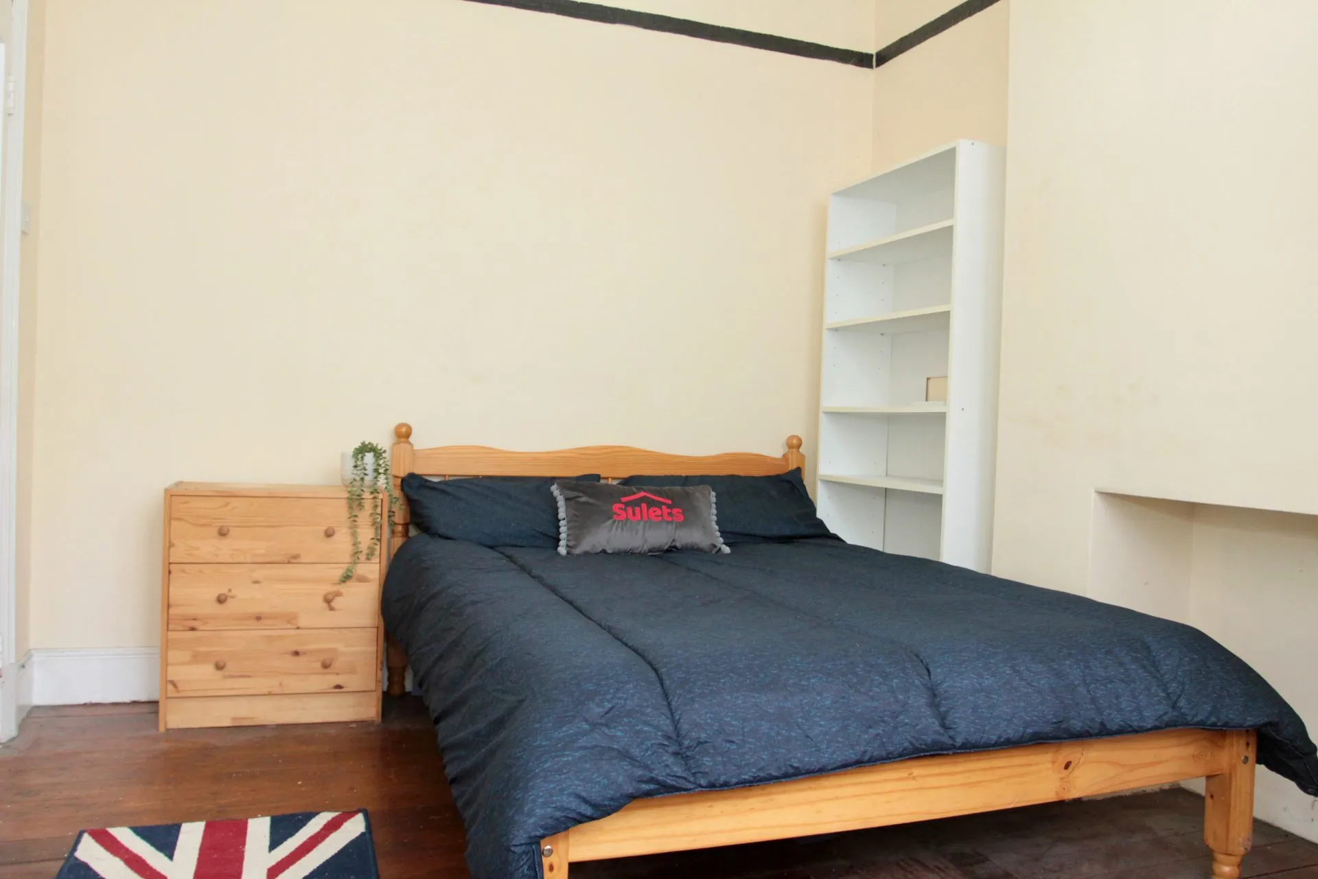 Room Thurlow Road in Leicester