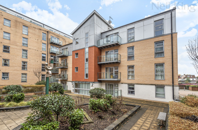 Flat Queen Mary Avenue in Greater London