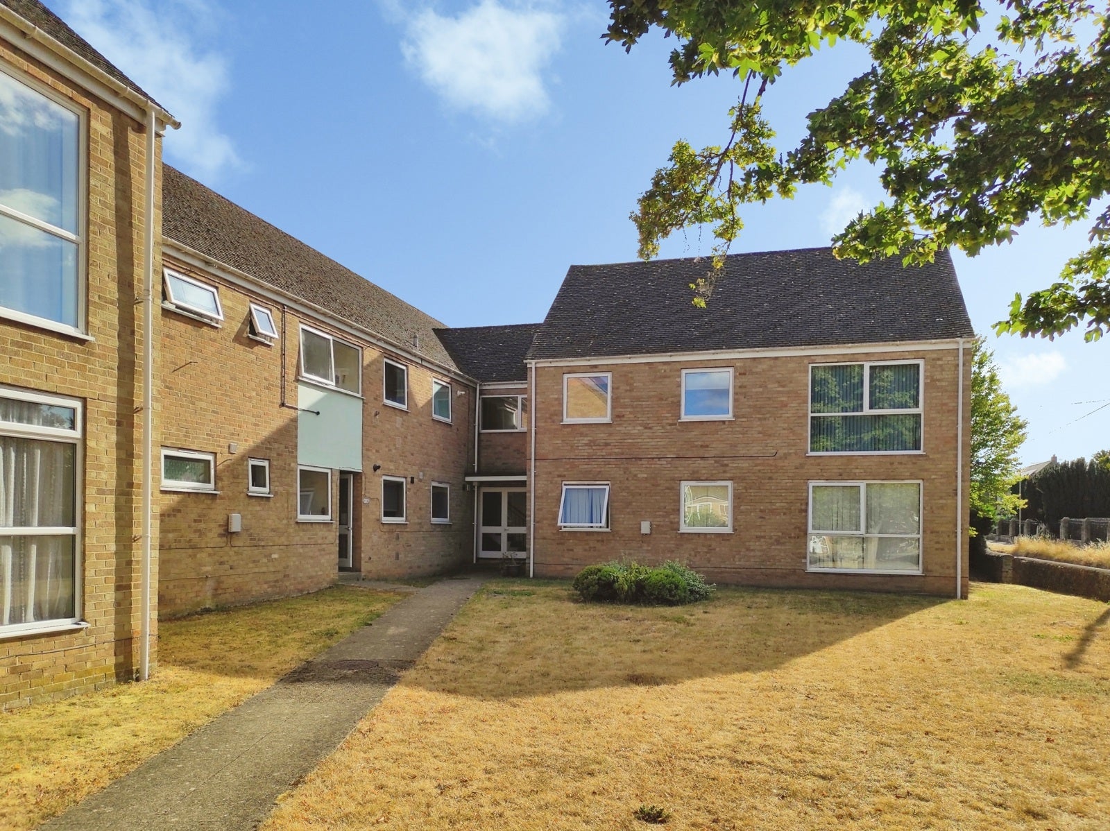 Flat Boundary Close in West Oxfordshire