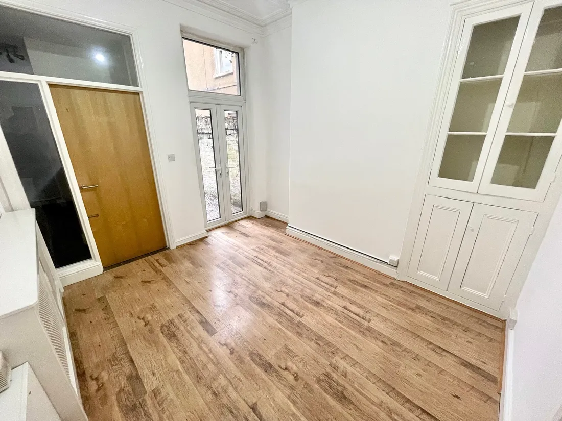 Flat Cowbridge Road East in Cardiff