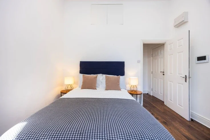Flat Warwick Road in Greater London