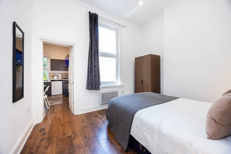 Flat Warwick Road in Greater London