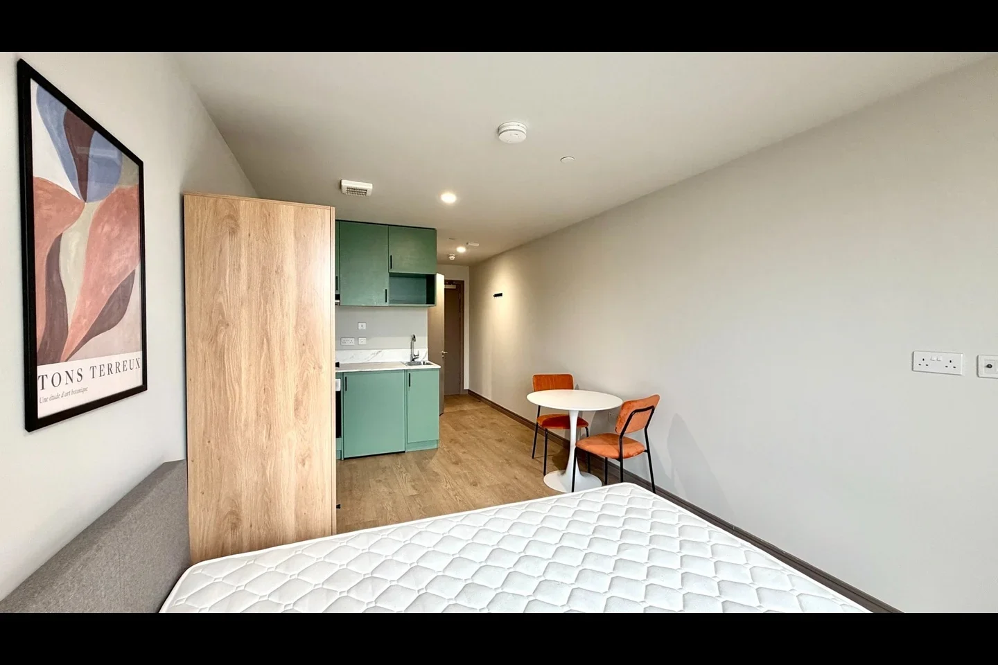 Flat Victoria Road in Greater London