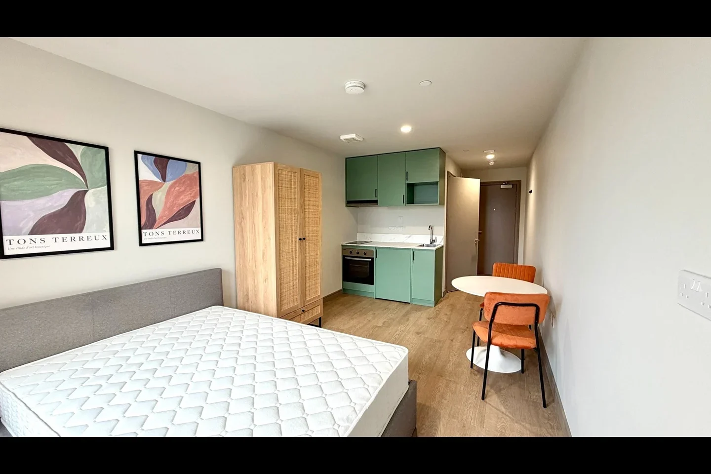 Flat Victoria Road in Greater London