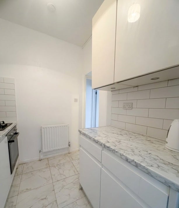 Flat Hadyn Park Road in Greater London
