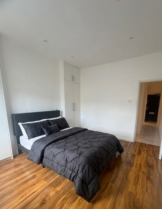 Flat Hadyn Park Road in Greater London