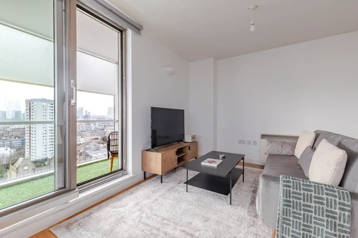 Flat Spencer Way in Greater London