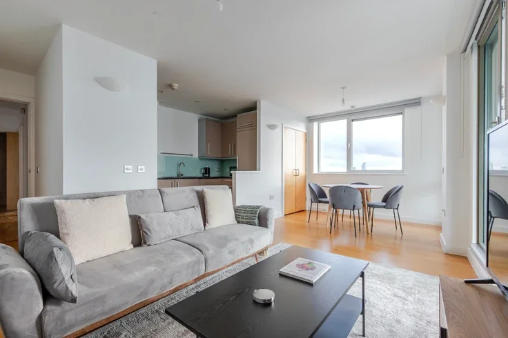 Flat Spencer Way in Greater London