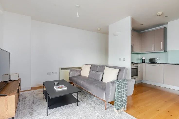 Flat Spencer Way in Greater London