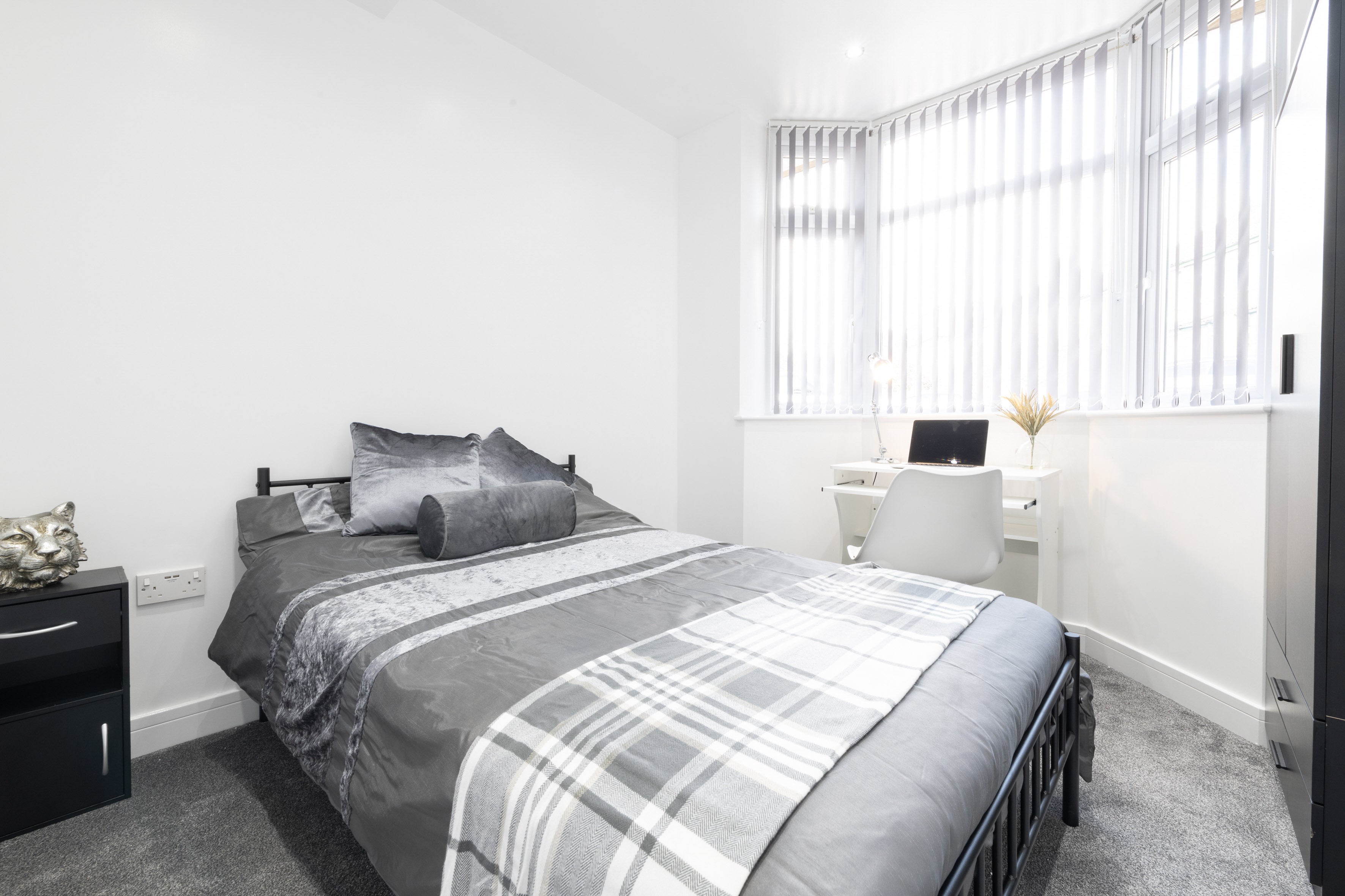 Room Lambrook Road in Bristol