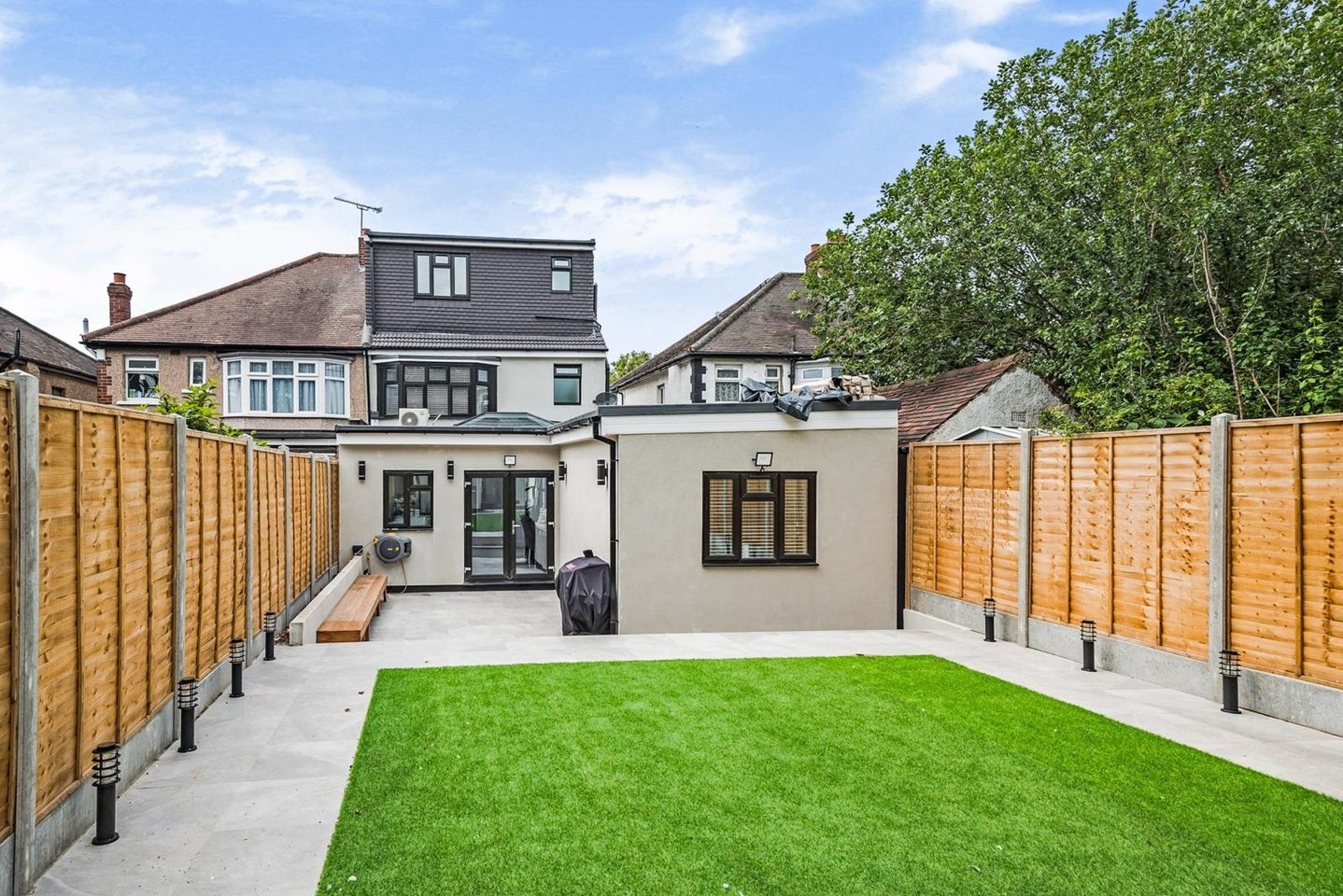 House Herent Drive in Greater London