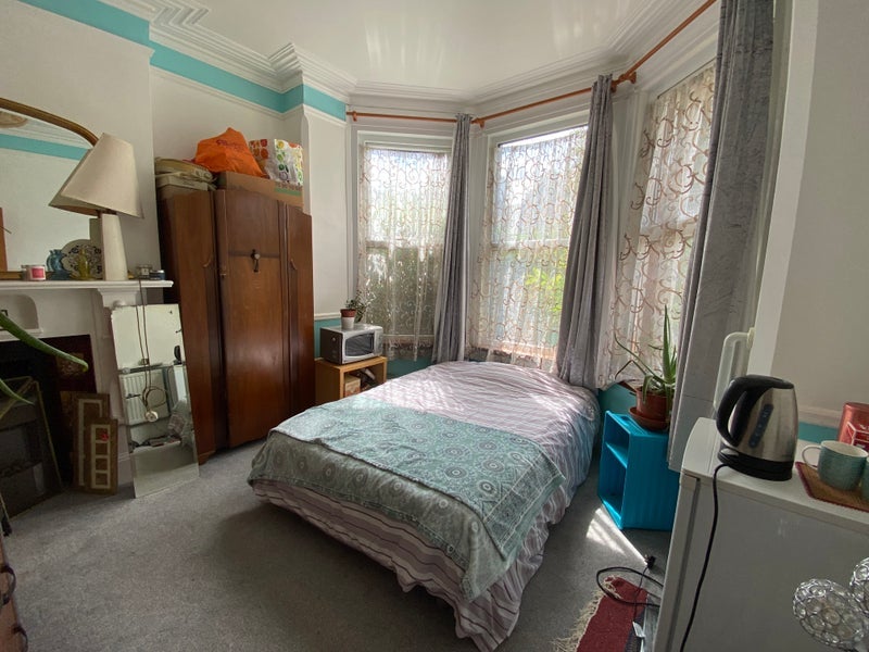 Room Sylvan Avenue in Greater London