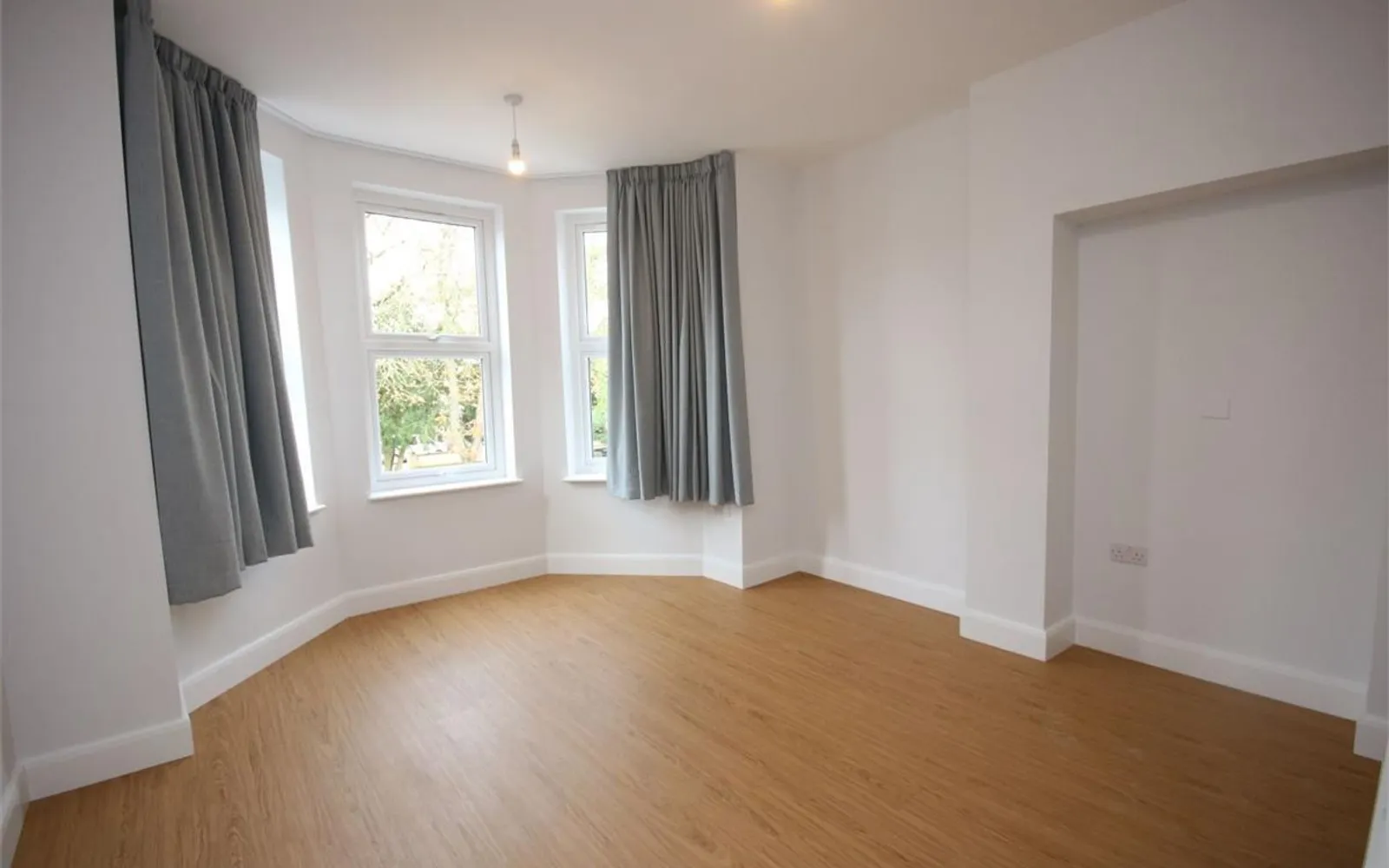 Flat Ballards Lane in Greater London