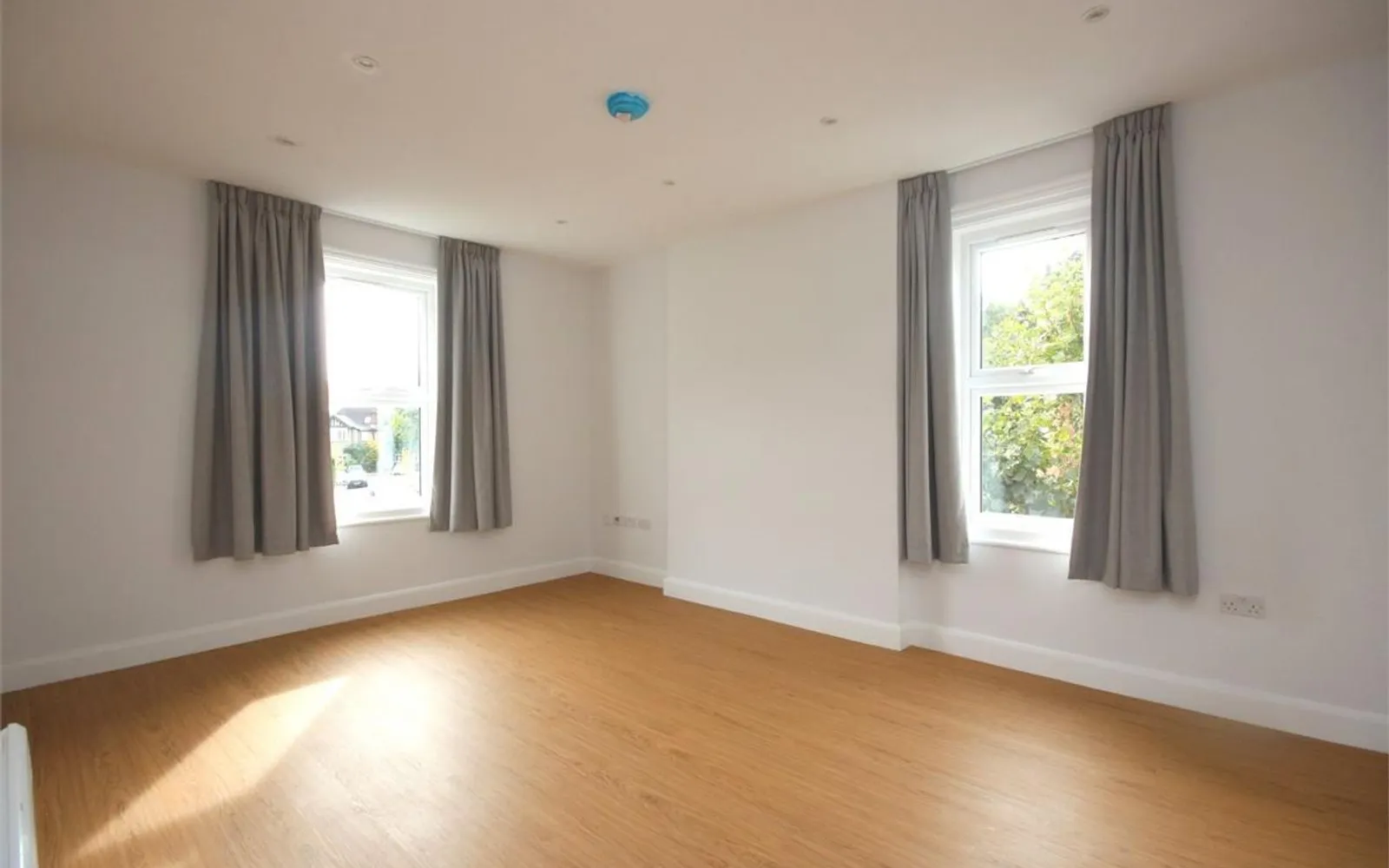 Flat Ballards Lane in Greater London