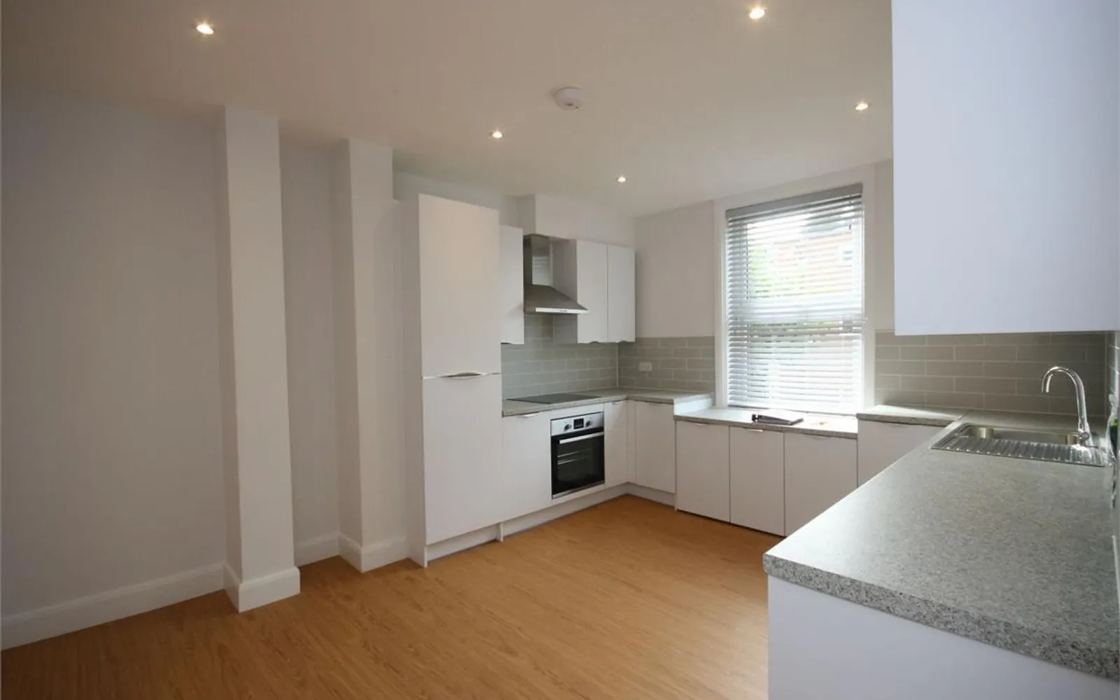 Flat Ballards Lane in Greater London