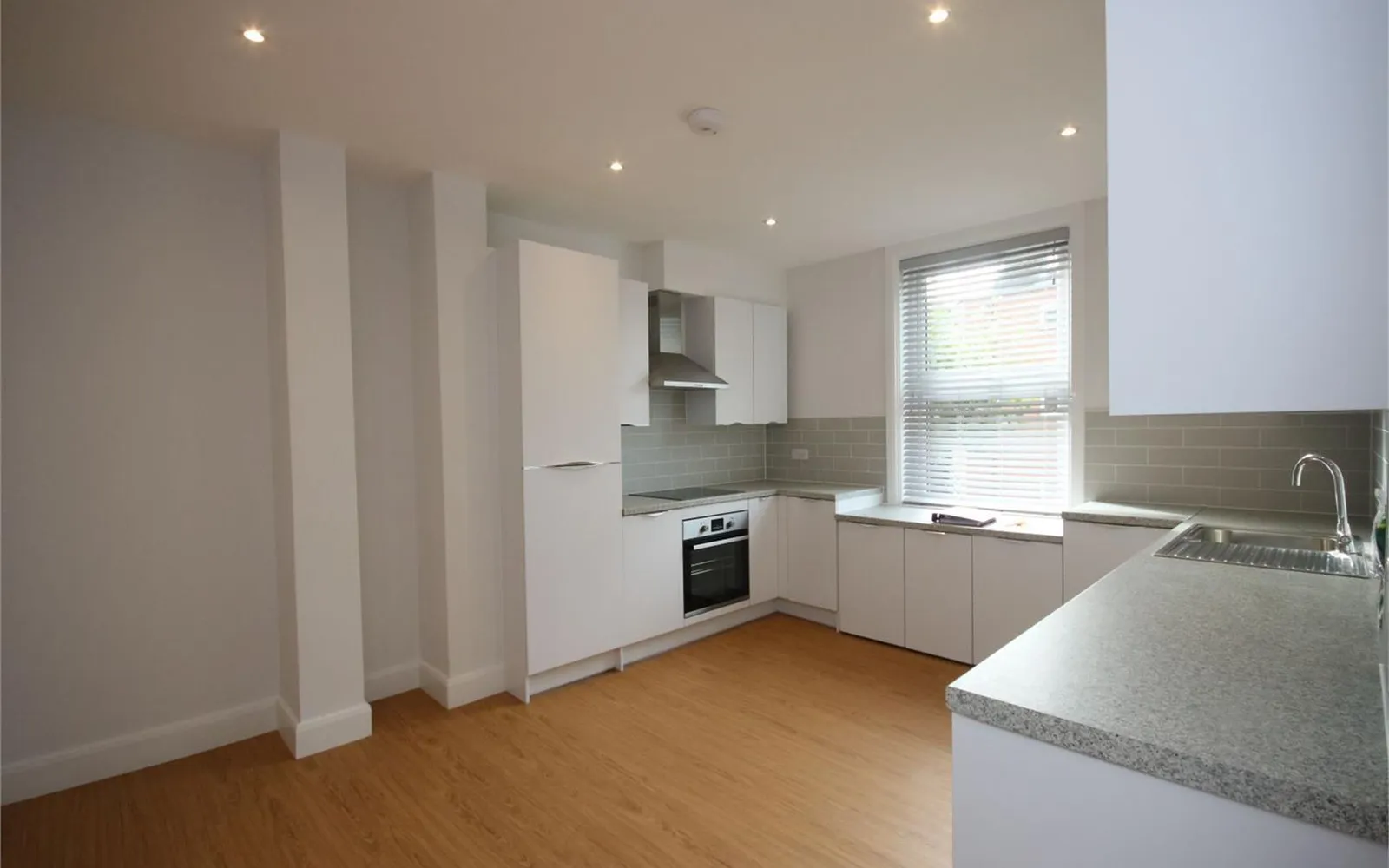 Flat Ballards Lane in Greater London