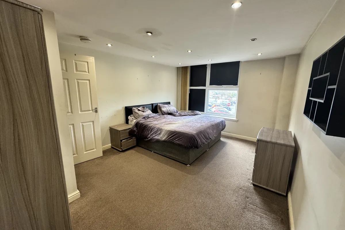 Flat Stuart Road in Wakefield