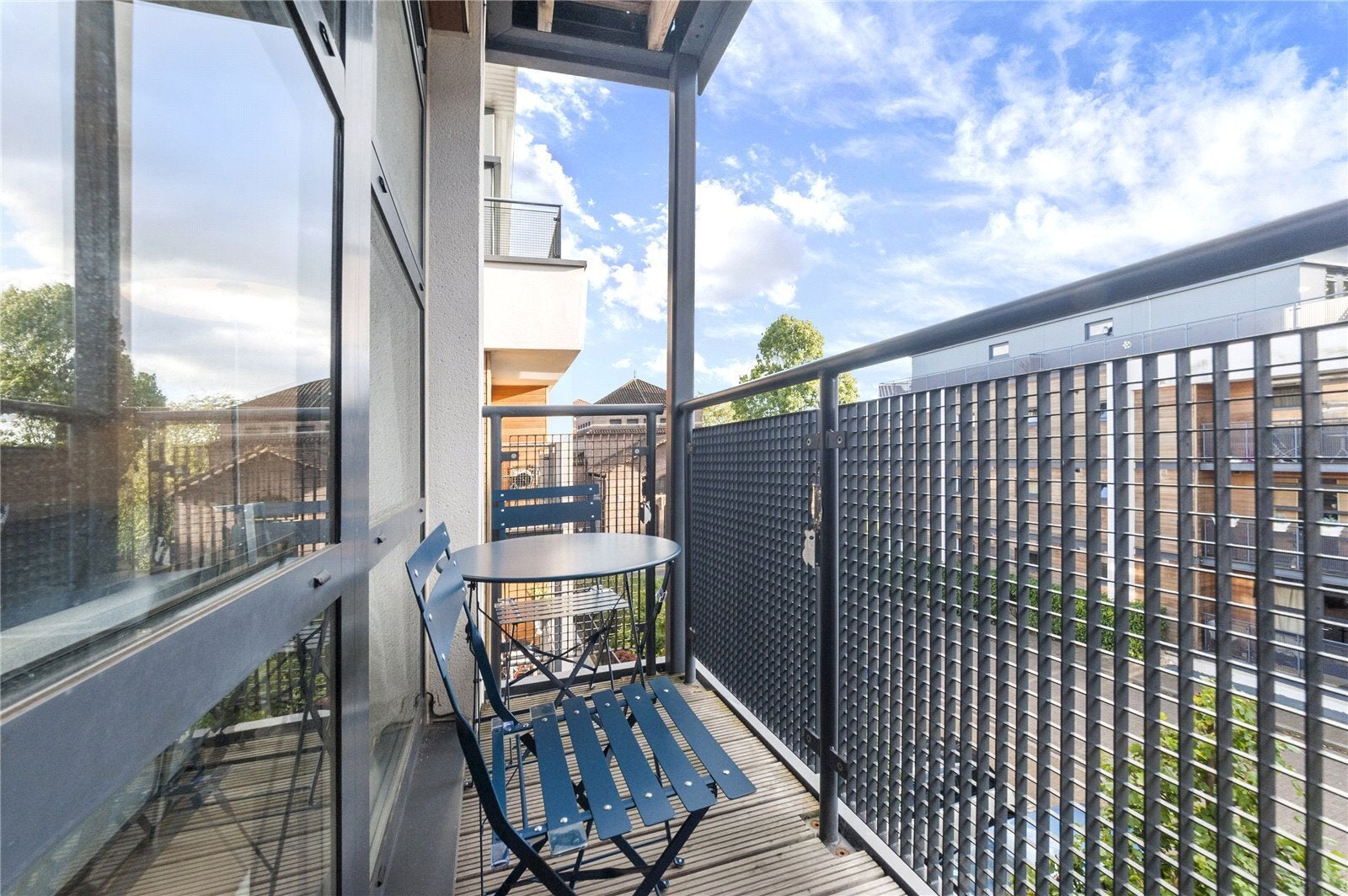 Flat Scott Avenue in Greater London